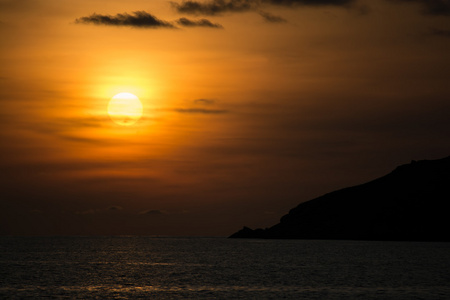雅努伊海滩海上日落