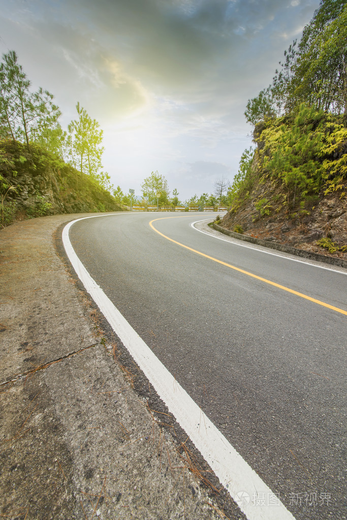 蜿蜒的道路背景中国