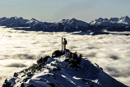 山顶上的滑雪者