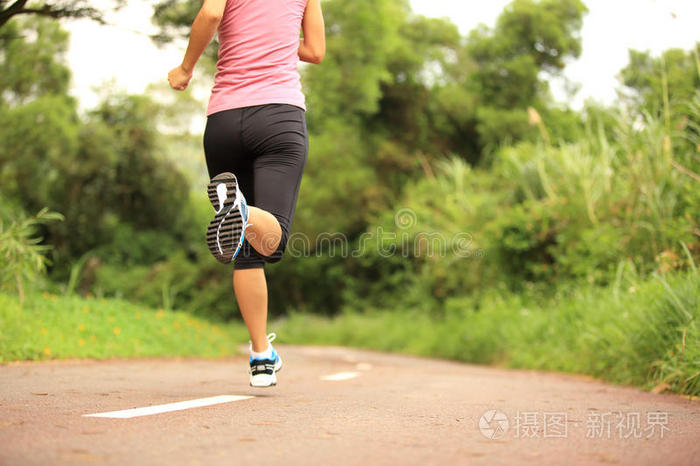 健身女跑步者在跑道上跑步