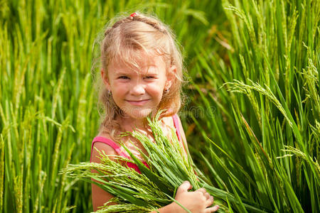 面对 自然 乐趣 风景 小孩 可爱的 草地 头发 领域 童年