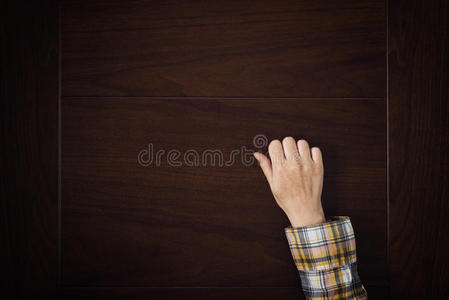 的老式锣柄十二岁的孩子亚洲年轻女孩手势在白色背景上孤立的敲门之手