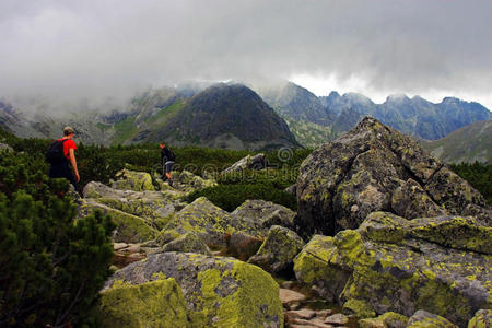 登山者在Tatra山上上山