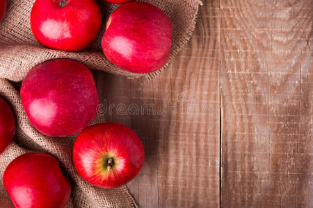 木桌上的红苹果