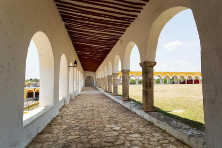 伊扎马尔修道院的外部走廊