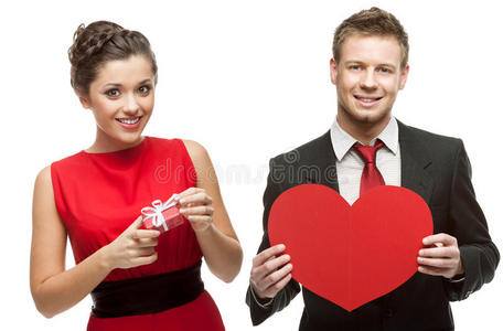 年轻的微笑的女人和英俊的男人拿着白色的红心