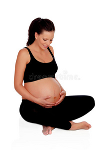 美丽的孕妇坐在地板上