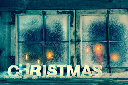 有着红色蜡烛和文字的老式圣诞橱窗。