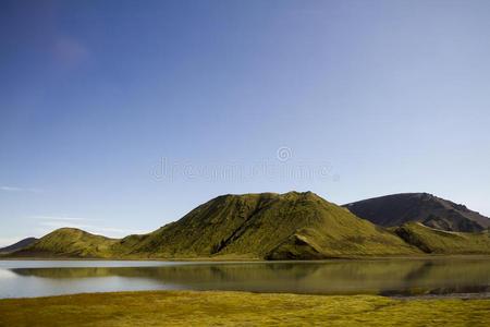 冰岛南部有湖泊的绿色火山山脉
