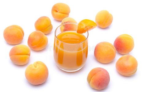 一杯杏仁汁，四周包着杏子