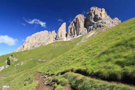 在萨索尔努戈山下徒步旅行