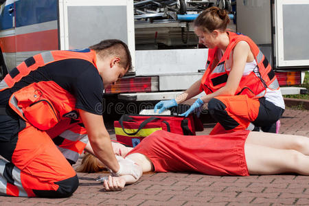 晕倒在地上,亚裔母亲搀扶,照顾,女童充血性心力衰竭,女性昏迷倒地遭受