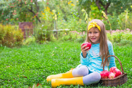 一个漂亮的小女孩带着一篮子苹果
