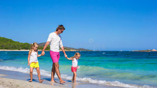 父亲和两个女儿图片