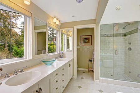 宽敞明亮的浴室，带玻璃门淋浴