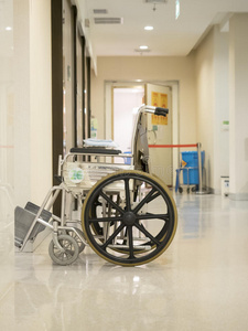 空轮椅停在医院通道上