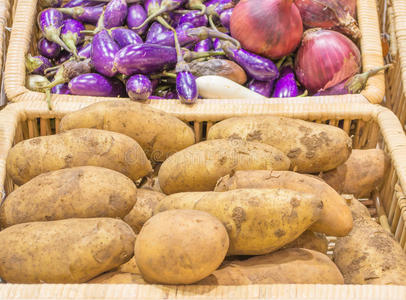 土豆和洋葱收获的产品放在木篮里