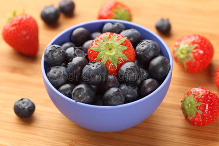 新鲜蓝莓和草莓