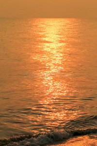 金色波光粼粼的海水，阳光反射在海面上