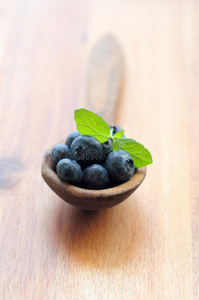 木勺上的蓝莓