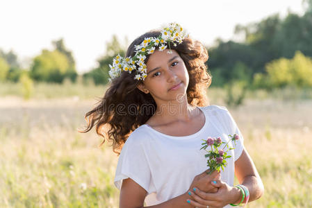 自然 甜的 花环 美女 闲暇 漂亮的 头发 女孩 和谐 洋甘菊