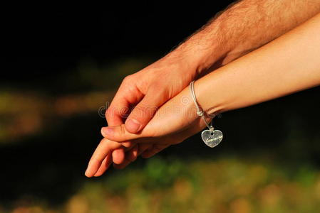 男孩小心翼翼图片