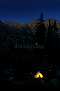晚上在山里的发光帐篷里露营