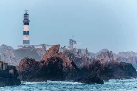 陡峭的岩石海岸线