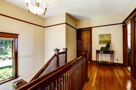 楼上带硬木地板和楼梯的楼上走廊照片