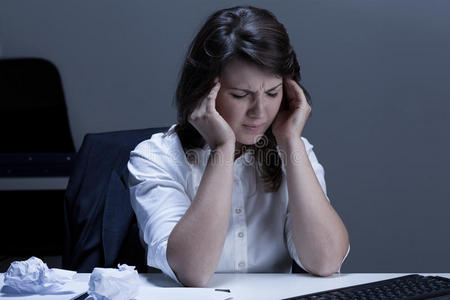 白种人 孤独 抑郁 危机 办公室 商业 冲突 偏头痛 头痛