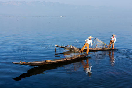 缅乐湖传统的缅甸渔民