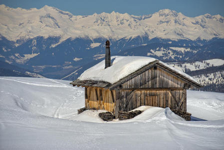 冬雪背景下的木屋小屋