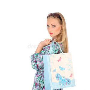 年轻漂亮的女人拿着五颜六色的购物袋站着