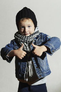 时尚小男孩围巾。冬天时尚。有趣小孩