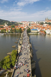 布拉格和查尔斯桥的景色。俯视图
