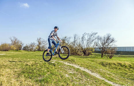 一个十几岁的男孩骑着他的土自行车比赛