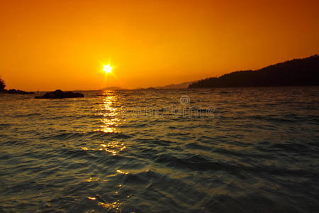 日落海滩上的阳光，丽柏，泰国