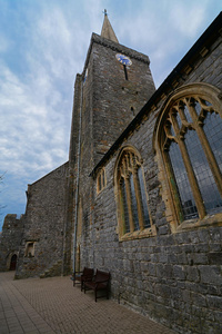 教堂墙和尖塔