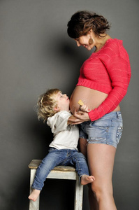 小孩抱着怀孕母亲的肚子