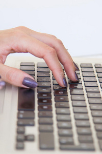 年轻女性手上电脑键盘特写镜头