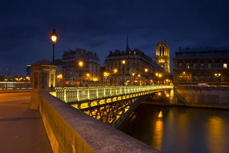 晚上巴黎，法国