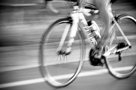 骑自行车的人在路上骑着自行车