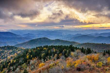 秋天的日落，考伊山脉，蓝岭公园路