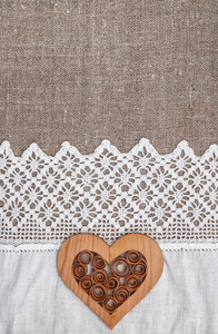 粗麻布背景，花边布和木制心形