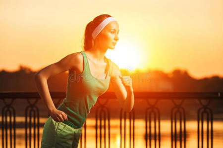 女性健身模特在城外码头上训练.照片