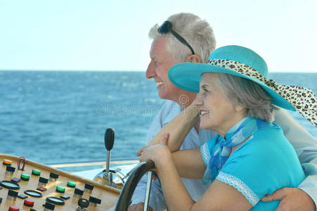 退休夫妇乘船出海