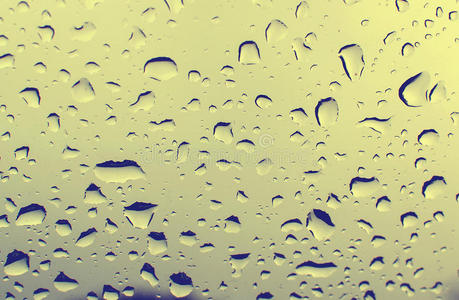镜面上的水滴照片