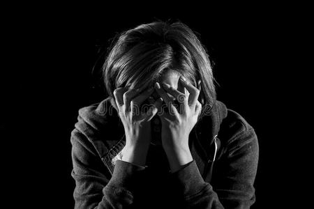 特写独自在痛苦和悲伤中遭受抑郁和压力的女人照片