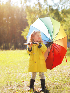 带着彩色伞的阳性儿童