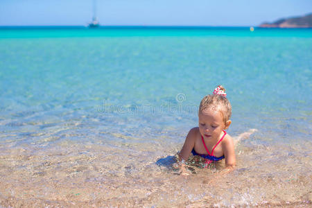 可爱的小女孩在浅水区玩得开心